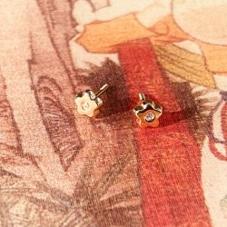 Mini flower single stone earrings